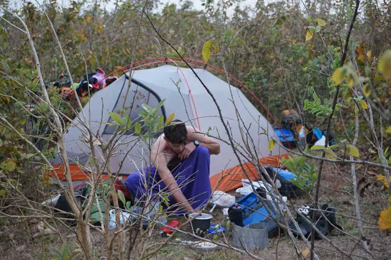 bivouac dans le bush avant les tirs en birmanie