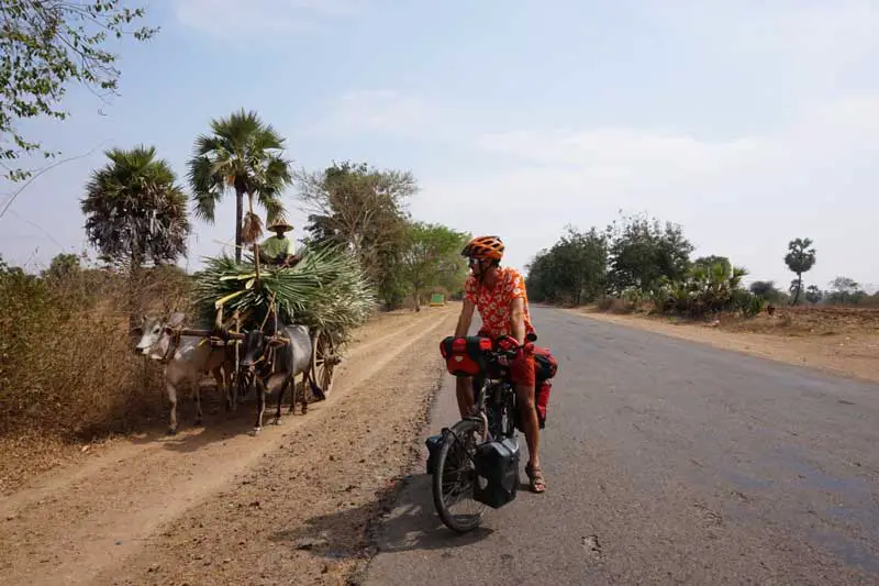 charrette le long de la route vers Bagan en Birmanie