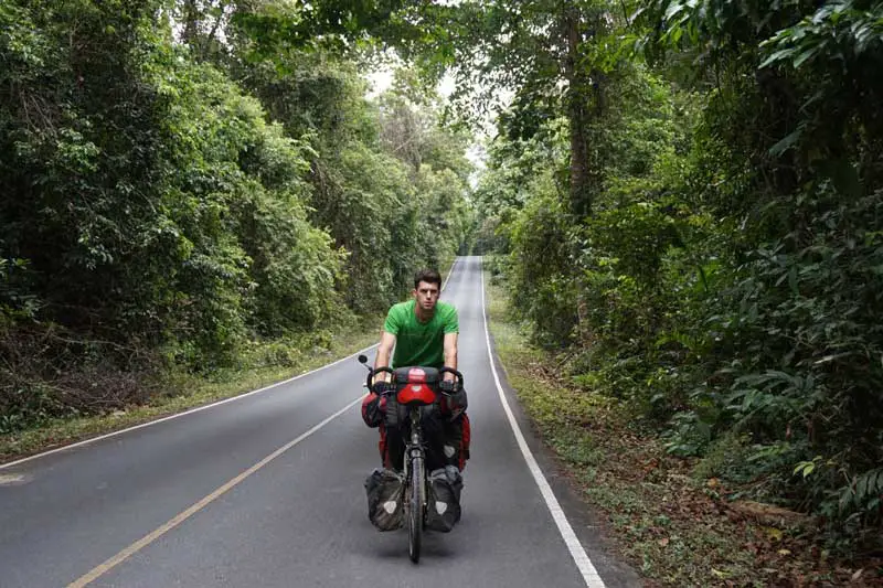cyclotourisme dans le parc de Khao Yai en Asie