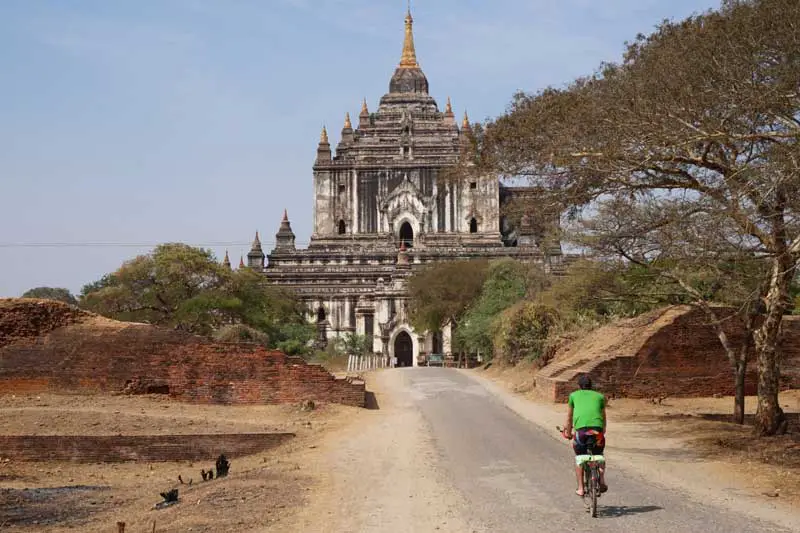 de temple en temple à vélo sur le site de Bagan en Birmanie