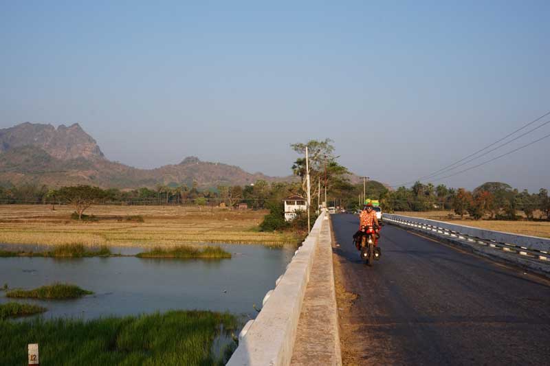 derniers kilomètres à vélo avant Hpa-An en Birmanie