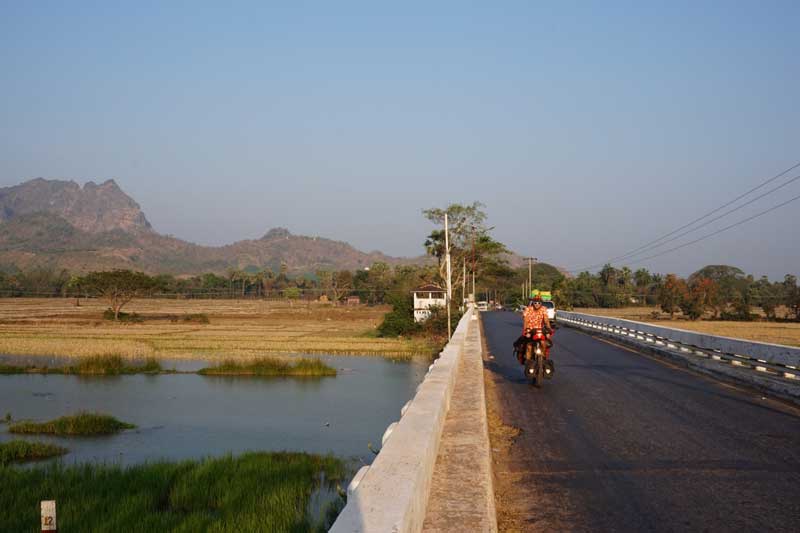 derniers kilomètres à vélo avant Hpa-An en Birmanie derniers kilomètres à vélo avant Hpa-An en Birmanie