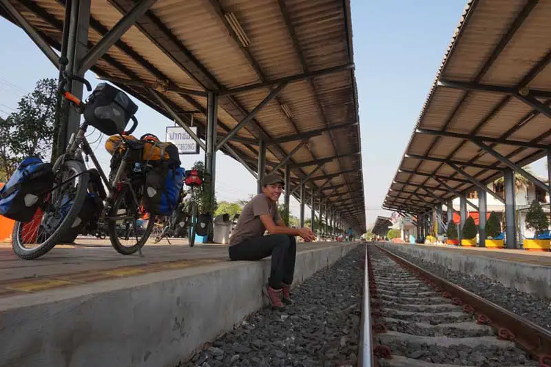en attendant avec nos vélos à la gare de Pak Chong en thaïlande