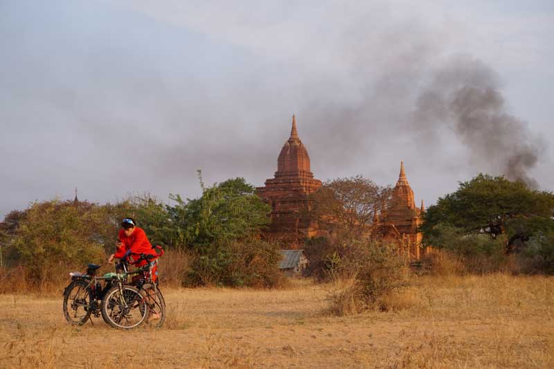 en vélo perdu au milieu du site de Bagan en Birmanie