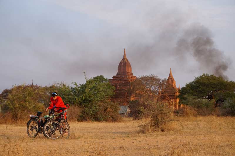 en vélo perdu au milieu du site de Bagan en Birmanie en vélo perdu au milieu du site de Bagan en Birmanie