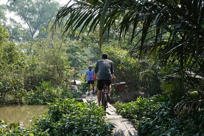 en vélo sur les passerelles de Bang Kachao durant le voyage en Thaïlande