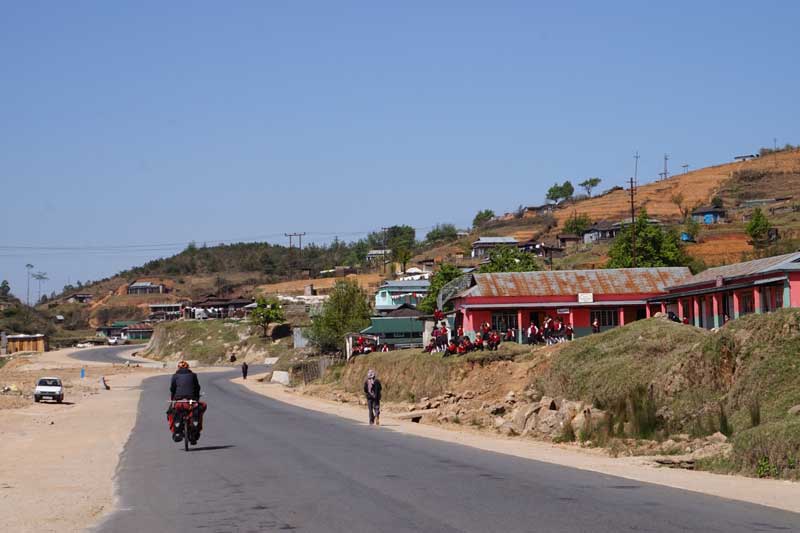 Voyage en vélo en Inde sur une route à côté d'une école Voyage en vélo en Inde sur une route à côté d'une école