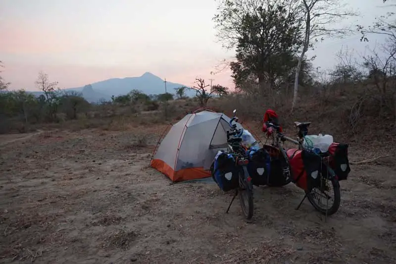 encore un bivouac à l'abris des regards (enfin pas longtemps) durant notre trip à vélo en Birmanie