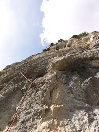 Grimpe en 6c dans Pochette surprise à Saint Guilhem le Désert