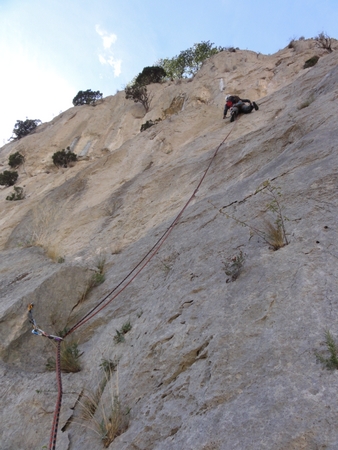 Grimpe sur falaise dans la voie Paradis Perdu à Saint Guilhem le Désert