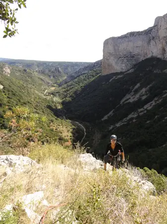 Gwen me rejoint à R3, qui sera notre R2 après avoir doublé le 6c et le 6a de Pochette surprise à Saint Guilhem le désert