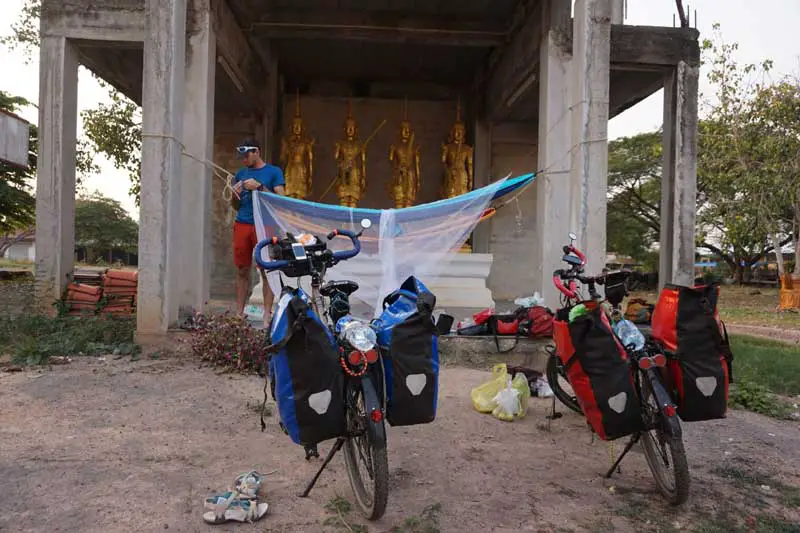 installation des hamacs et moustiquaire dans un temple en Thaïlande