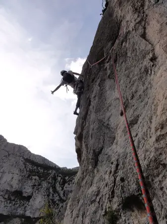 Escalade en 6c dans Pochette surprise à Saint Guilhem le Désert