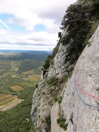 Longueur de transition en 3+ dans la Walker des garrigues au Pic Saint Loup.