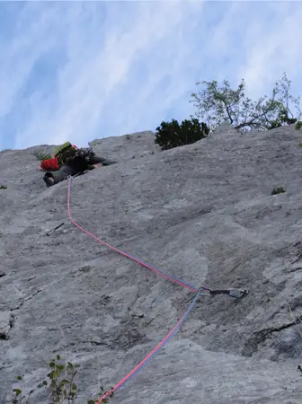 Longueur en 6a avant d'arriver au sommet du Pic Saint Loup