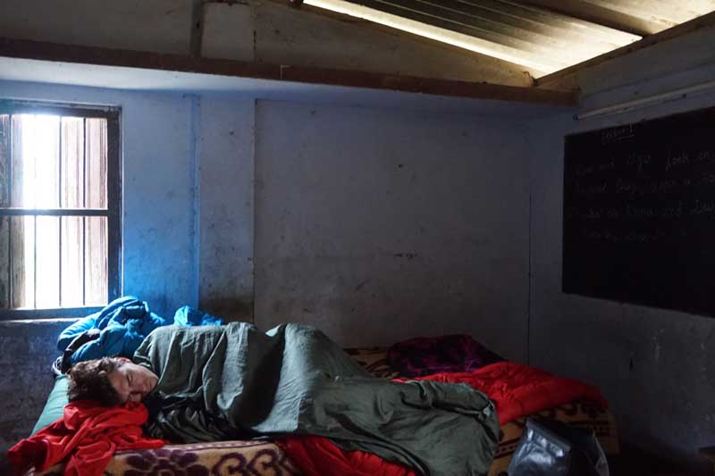 nuit dans l'école sur les tables quelque part en Inde nuit dans l'école sur les tables quelque part en Inde