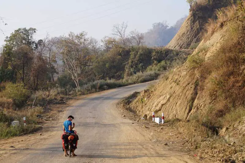 pause vélo avant de recommencer à grimper une route de Birmanie