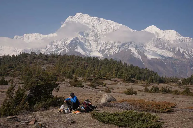 petit déjeuner avec avalanche de nuage au Népal