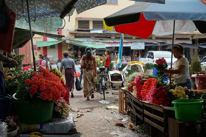 petit marché dans les rues de Yangoon en Birmanie