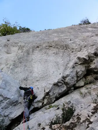 Escalade en 7c dans la Walker des garrigues au Pic Saint Loup.