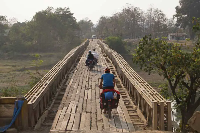 pont en direction de la frontière entre la birmanie et l'inde
