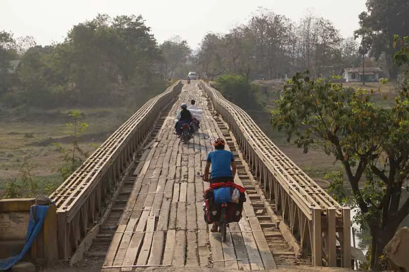 pont en direction de la frontière entre la birmanie et l'inde pont en direction de la frontière entre la birmanie et l'inde