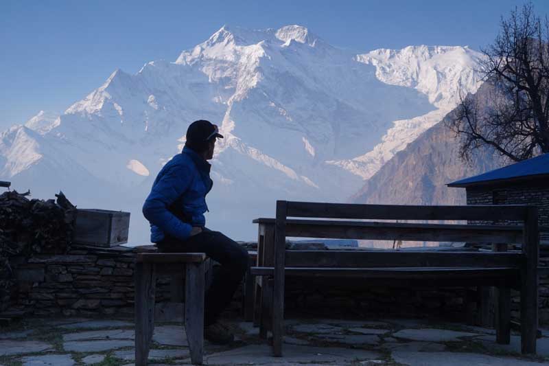 sur terrasse du lodge vue sur Annapurna 2 avant le départ pour notre trekking au Népal