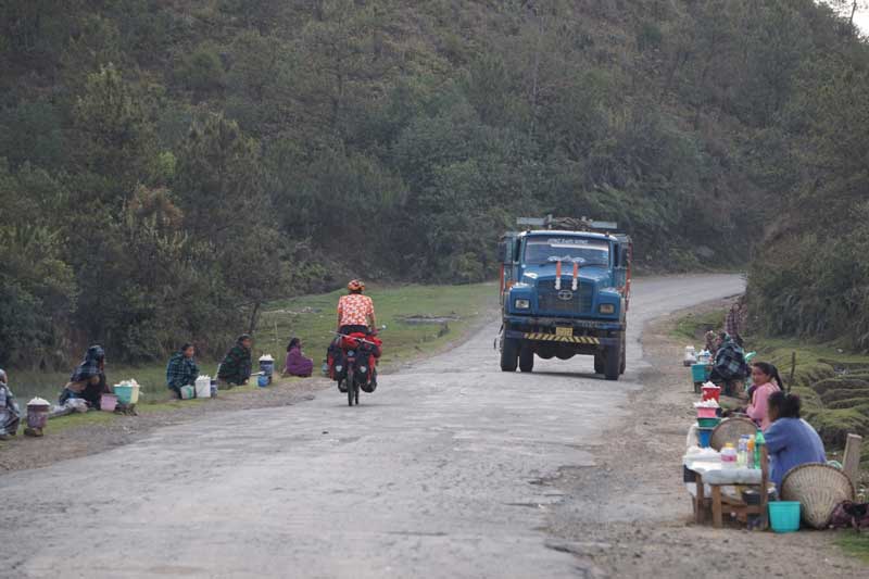 vendeurs sur le bord de la route durant notre voyage à vélo en Inde