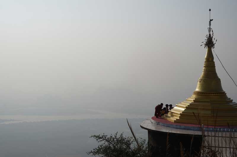 vue brumeuse depuis le sommet du mont Zwegabin en Birmanie