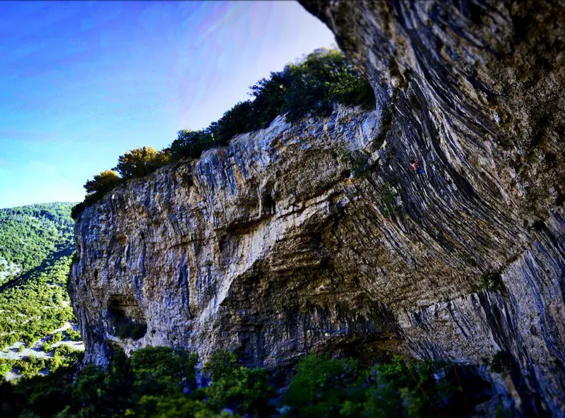 Vue sur "La baleine" site d'escalade de Saint Léger du Ventoux