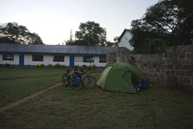 camping dans une école privée durant notre voyage à vélo au kenya