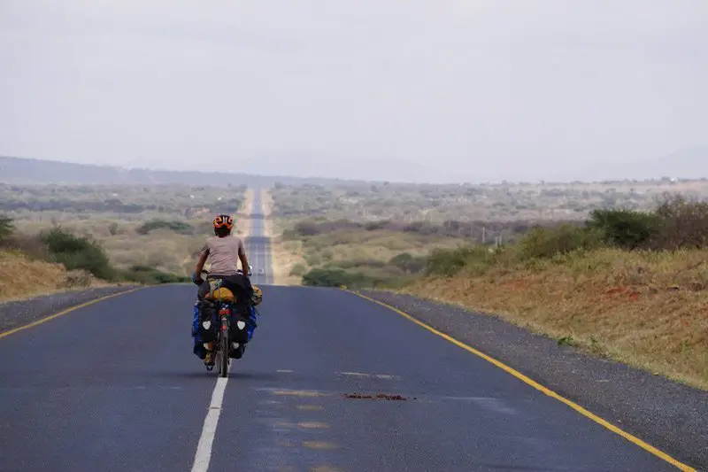 ligne droite au milieu du bush après Namanga