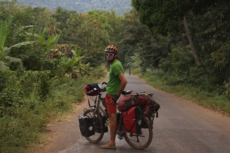 passage dans une jungle improbable au milieu du bush