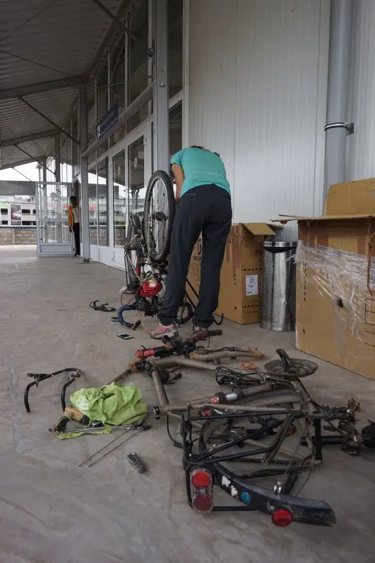 remontage des vélos à l'aéroport de Nairobi au Kenya