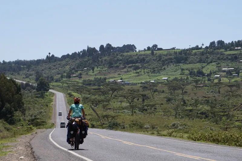 sur la route vers Nyahururu durant notre voyage à vélo au Kenya