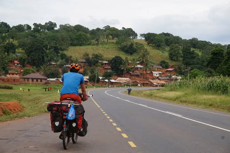 village dans les collines juste avant une averse