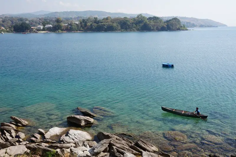 canoë dans le lac Malawi à Nkatha Bay