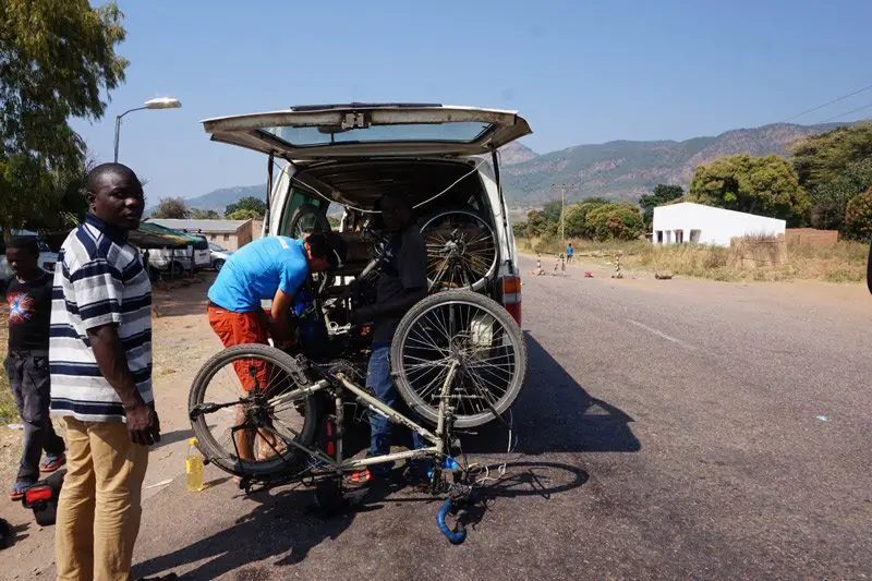 chargement des vélos dans un van (les autres passagers sont bien patients)