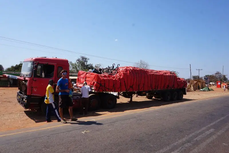 pause et petite réparation du camion avant de rejoindre Lilongwe