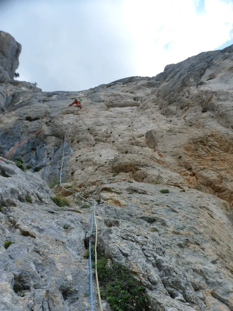 Le beau mur à trous du 7c+ sur la falaise de Glandasse dans le Diois