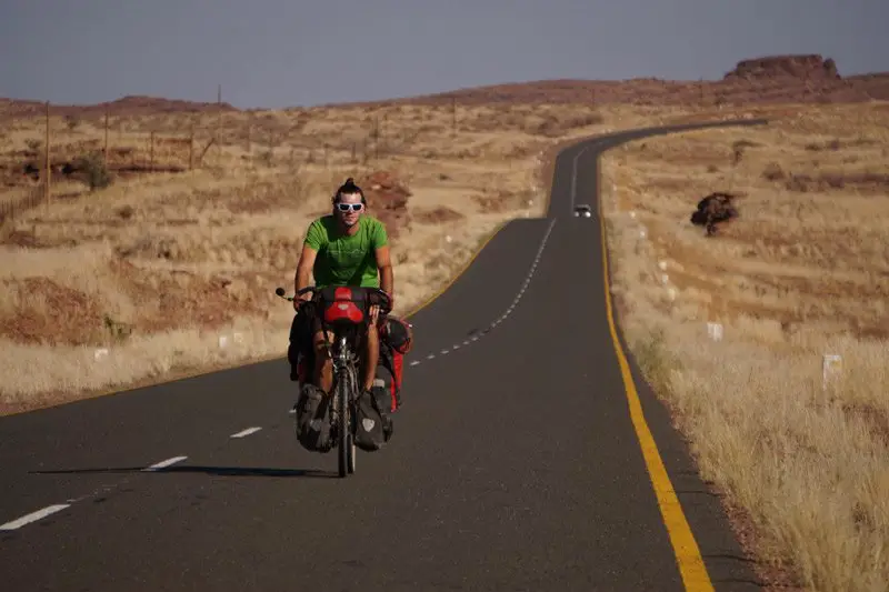 Une des rares belle section sur le bitume, Namibie à vélo