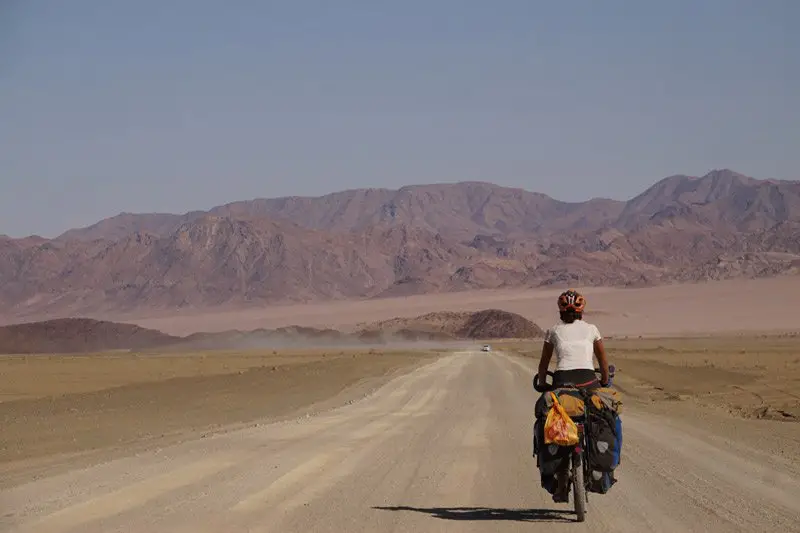Les montagnes sortent du désert, Namibie à vélo