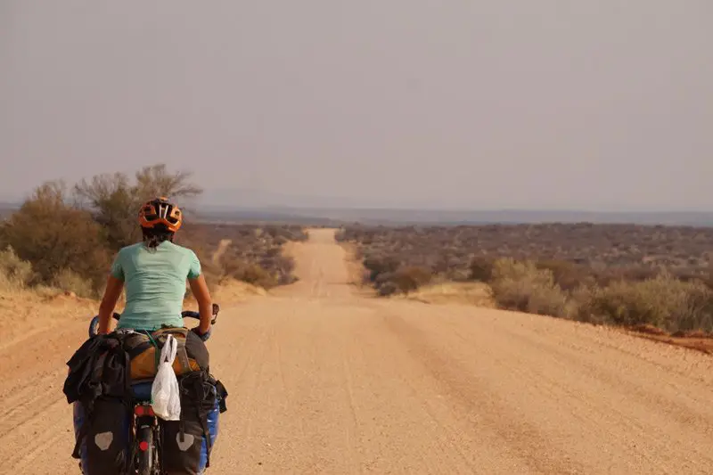 Anaïs face aux premières lignes droites, Namibie à vélo