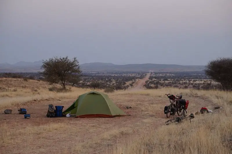 Premier bivouac le long de la route, Namibie à vélo