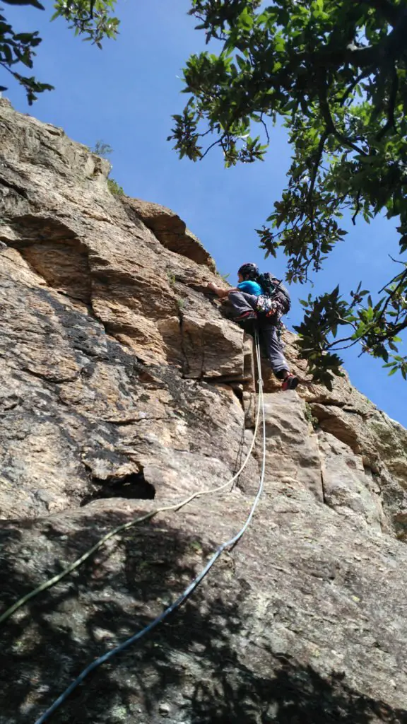 Première longueur d'escalade en dalle de l'arête du Minaret dans le massif du Caroux