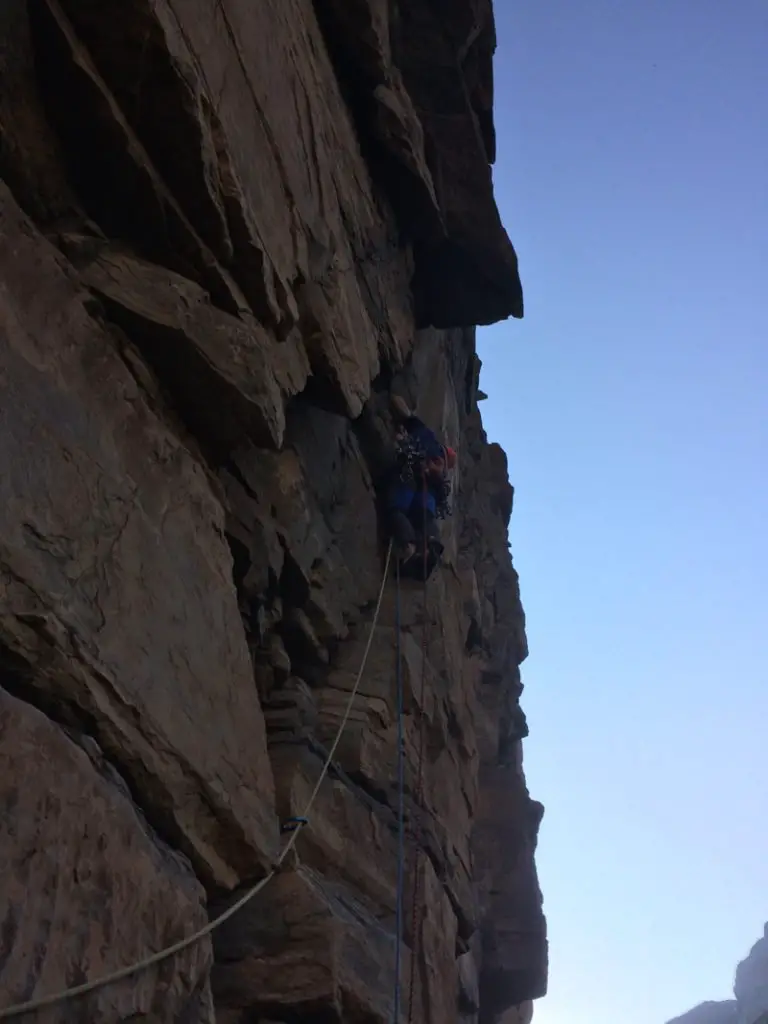 Les belles fissures de « Racs », escalade sur la falaise d