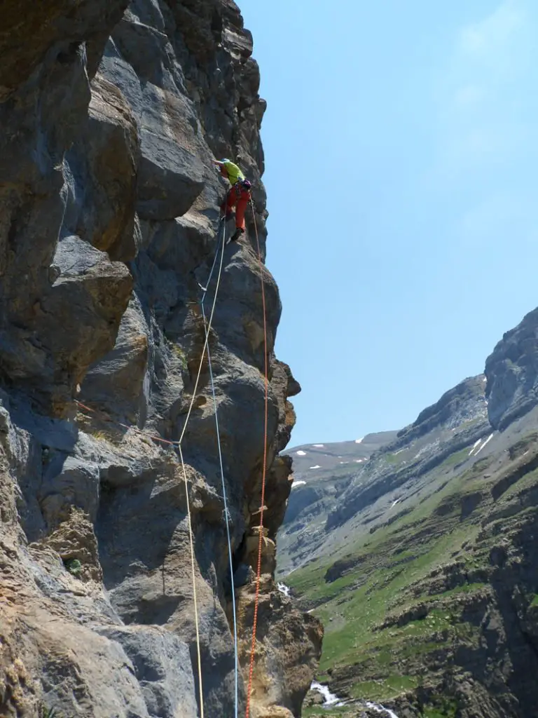 Le beau mur sommitale, escalade sur la falaise d