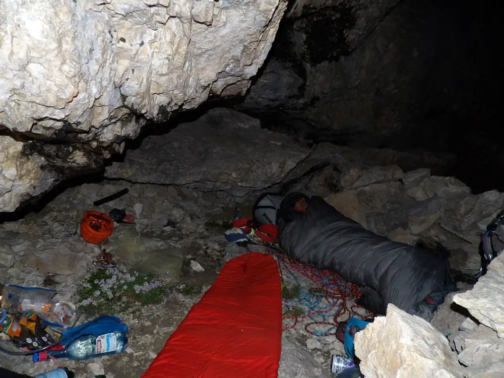 Bivouac du binôme sur la vire de la voie du poisson à la Marmolada