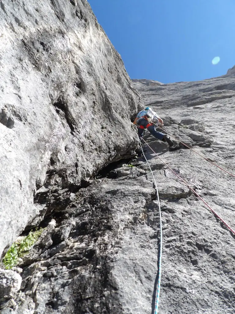 Dièdre 6b dans la voie du poisson, Marmolada Dolomites