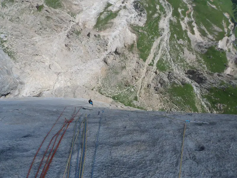 La fin du 7b de « Specchio di Sara », big walls dans les Dolomites​